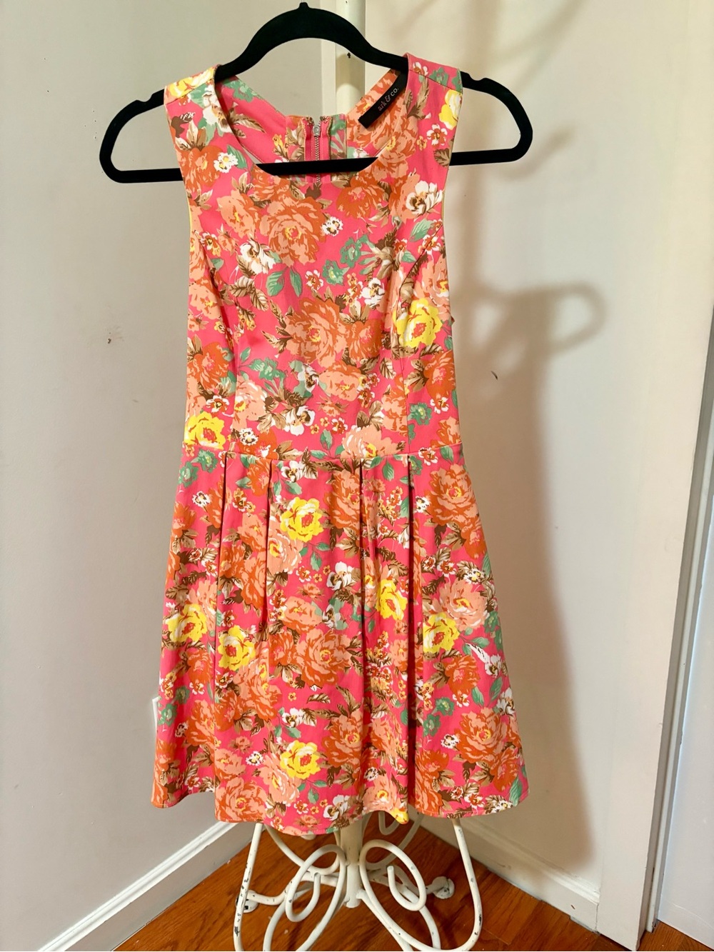 floral cotton sleeveless mini dress w cutouts in the back